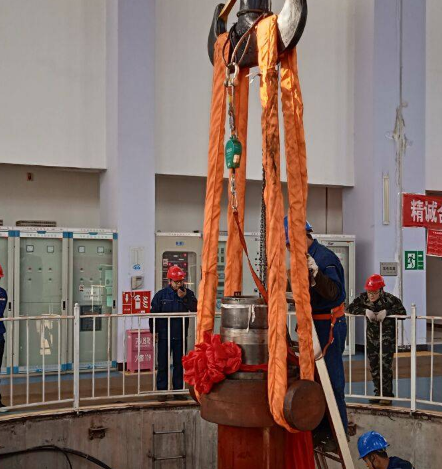水輪發(fā)電機(jī)組轉(zhuǎn)子吊裝中防墜器的作用